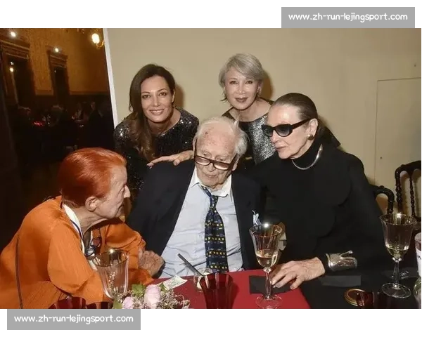 巴洛特利巴黎时装周跨界首秀 34 岁足坛传奇开启时尚新征程