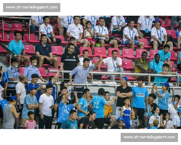 河南足球教父画像遭泼红漆 成都球迷极端行为引发公愤